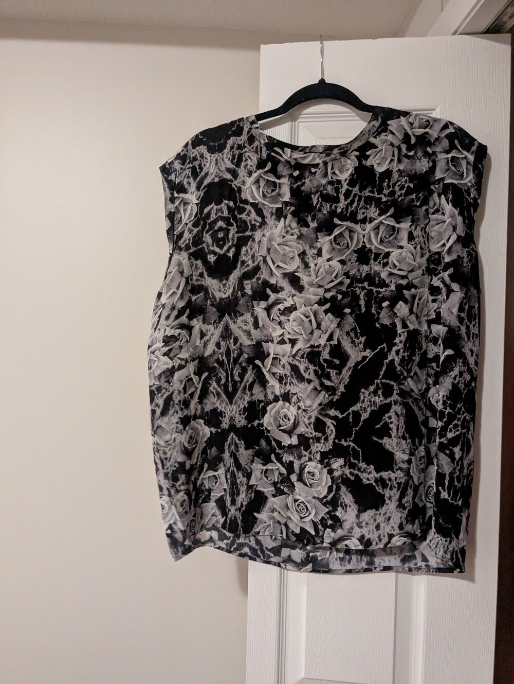 Stunning AllSaints 100% Silk Black & White Rose Print Cap-Sleeve Blouse